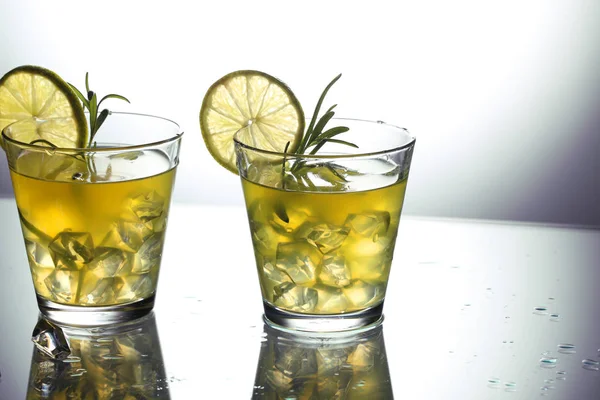 Due cocktail gialli in piedi su vetro in studio, isolati — Foto Stock