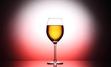 bardağı sarı sıvı ile pembe renk ışıklı Studio ile