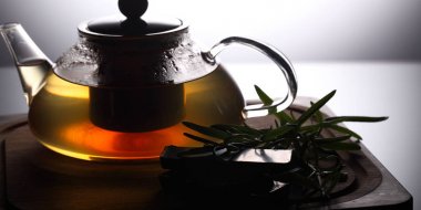 Biberiye ve çikolata yakınındaki, stüdyo çekim ile ahşap kesme tahtası üzerinde bitki çayı ile portre çaydanlık