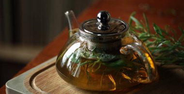 çaydanlık yakınındaki, arka plan, ev rahat iç kitap rosemary ile ahşap kesme tahtası üzerinde bitki çayı ile