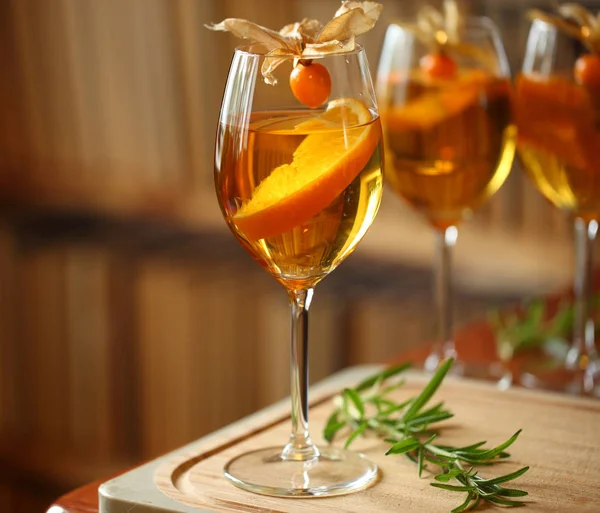 kadehlerin, turuncu ve biberiye yakınındaki, arka plan, ev iç kitap ile ahşap kesme tahtası üzerinde physalis süslenmiş kokteyller