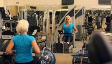 sarışın kadın bir spor salonunda - kardiyo egzersiz gün.