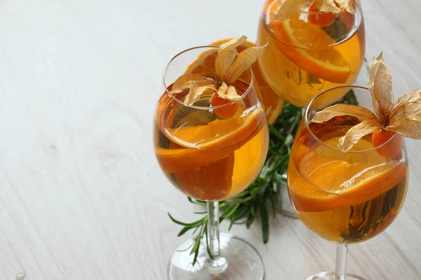 Drei erfrischende kalte Orangencocktails mit Physalis — Stockfoto
