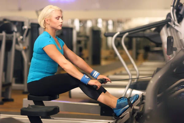 Vücut geliştirme. Güçlü uygun bir spor salonunda - kardiyo egzersiz kadın gün