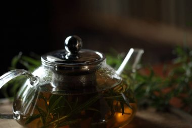 bitki çayı üzerinde ahşap kesme tahtası vasıl ev ile portre çaydanlık