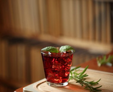 Kırmızı buzlu nane yaprağı üzerinde ahşap kesme tahtası yakınındaki, arka plan, ev iç kitap rosemary ile süslenmiş kokteyl