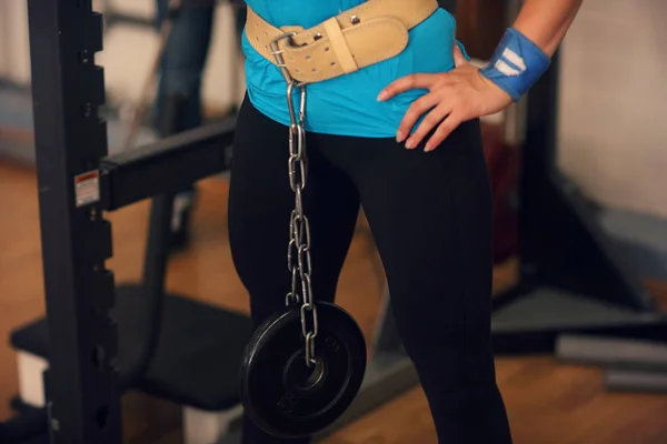 Bodybuilding. Strong fit woman stand in a gym with weight — Stock Photo, Image