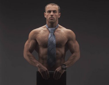 Klasör klasör, kravat, giyen kaslı seksi çıplak adam cobering kendini çizme ve sadece çorap