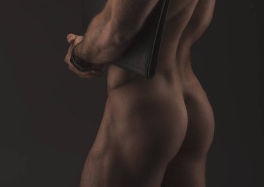 Kravat giyen kaslı seksi çıplak adam ile ağıl, çizme ve sadece çorap