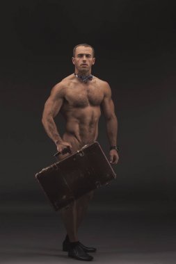 Kaslı seksi çıplak adam papyon retro çanta