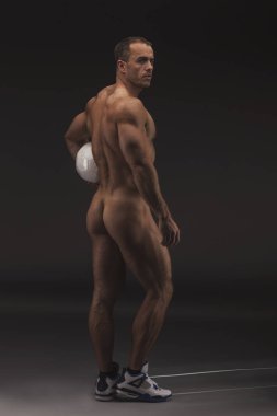 Futbol topu ile son derece kaslı seksi çıplak adam. Güçlü çıplak erkek vücut damarlı