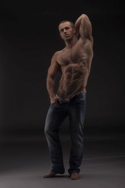 Güçlü atletik erkek Fitness modeli gövde gösteren altı bohça abs. yarım çıplak erkek model açılarak kot pantolon. Stüdyo çekim