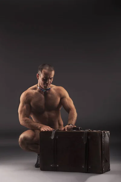 Η μυϊκή σέξι γυμνός άνδρας στο παπιγιόν με ρετρό βαλίτσα — Φωτογραφία Αρχείου