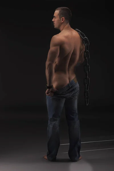 Musculoso hombre sexy con gran cadena solo en jeans. Cuerpo masculino desnudo fuerte con venas —  Fotos de Stock