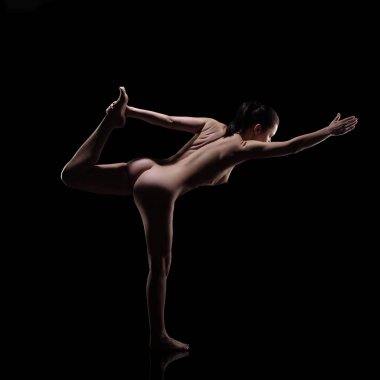 çıplak yoga pratik. çıplak kadın dans poz, Natarajasana efendisi olun