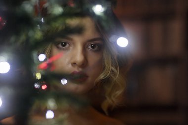 Sevimli gülümseme ve sarı saçlı kız model poz