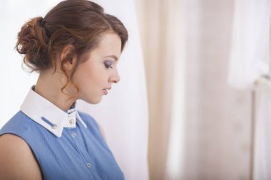 Moda. Glamour seksi sarışın modeli moda poz. İçinde çiçek genç kadın.