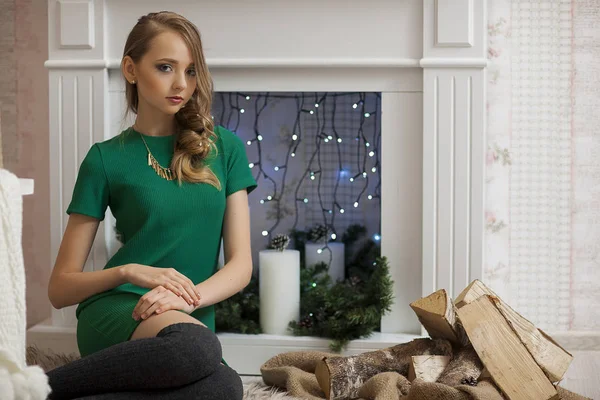 Bella modella che indossa abito verde in studio su sfondo illuminato con verde. Natale! — Foto Stock