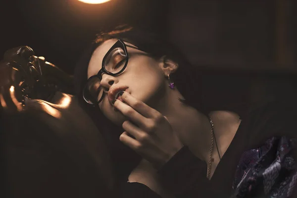 Retrato de una hermosa chica blanca de moda con gafas en el efecto de película descolorida teñida azul oscuro y bokeh. Efecto del enfoque de la baja intensidad de la nitidez . — Foto de Stock