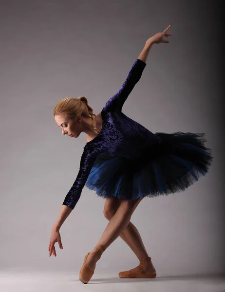 Unglaublich Schone Ballerina Mit Perfektem Korper In Blauem Outfit Posiert Klassisches Ballett Silhouette Klassik Stock Photo 152572552