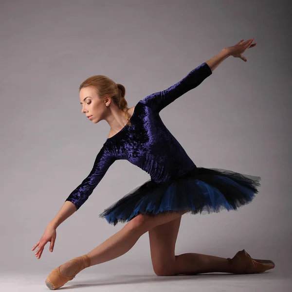 Unglaublich Schone Ballerina Mit Perfektem Korper In Blauem Outfit Posiert Klassisches Ballett Silhouette Klassik Stock Photo 152572552