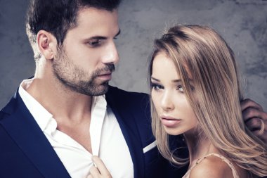 Zarif çift birlikte poz.