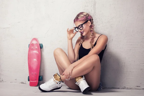 Skater meisje poseren in studio. — Stockfoto