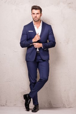 Takım elbiseli şık yakışıklı adam..