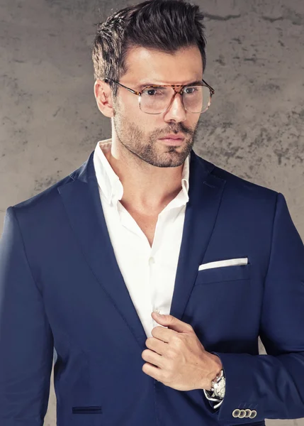 Elegant handsome man in suit. — Stock Photo, Image