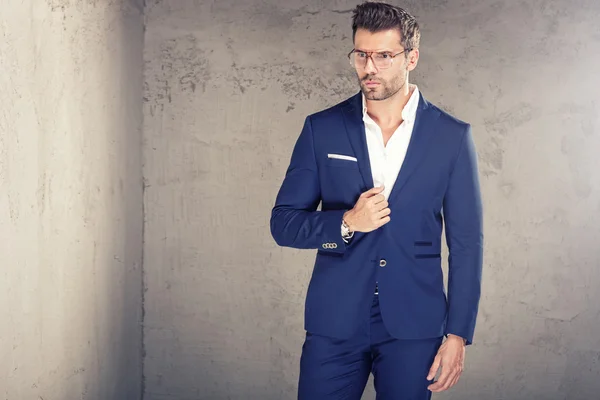 Elegante hombre guapo en traje . — Foto de Stock