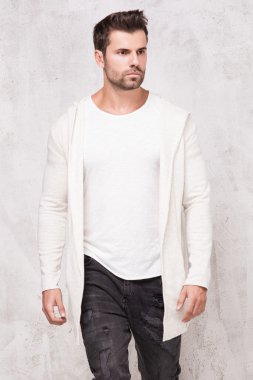 Yakışıklı genç adam poz veriyor..