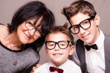 Büyükanne yetiştirebilmeni poz ile.