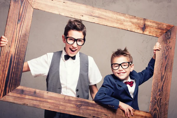 Retrato de dois jovens irmãos elegantes . — Fotografia de Stock