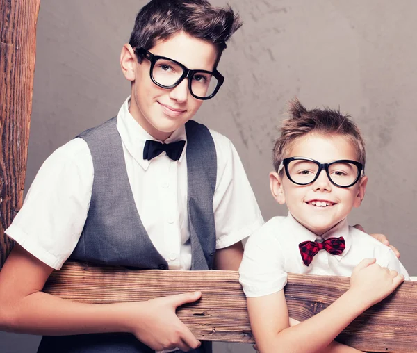 Retrato de dos jóvenes y elegantes hermanos . — Foto de Stock