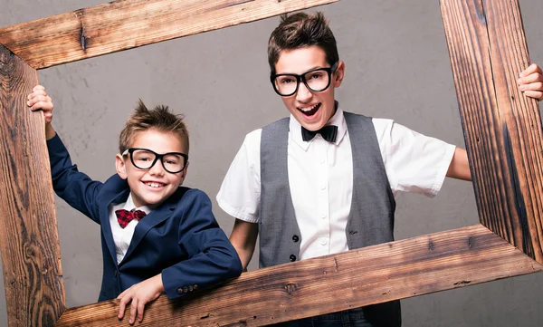 Retrato de dois jovens irmãos elegantes . — Fotografia de Stock