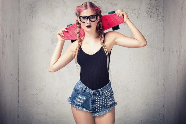 Skater fashionable girl posing. — Stock Photo, Image