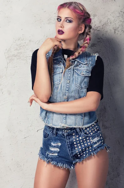 Giovane ragazza funky posa in jeans . — Foto Stock