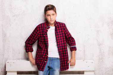 genç delikanlı poz.