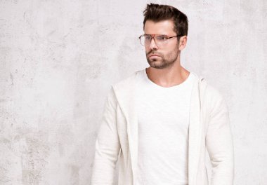 Yakışıklı genç adam..