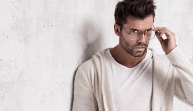 Yakışıklı genç adam..