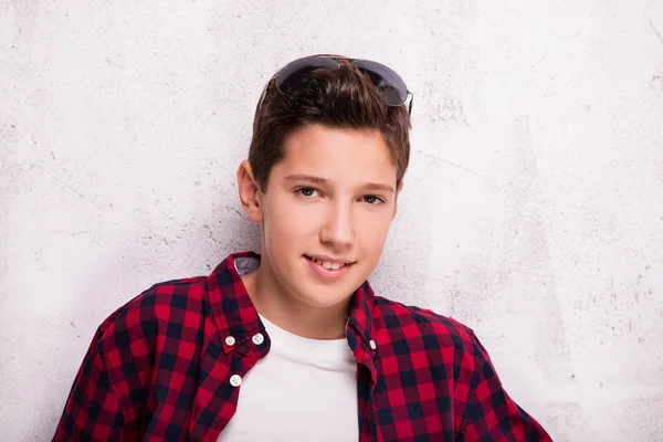 Junge posiert im Teenager-Alter. — Stockfoto