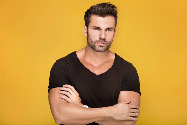 Handsome young man posing in studio. — Stock Photo, Image