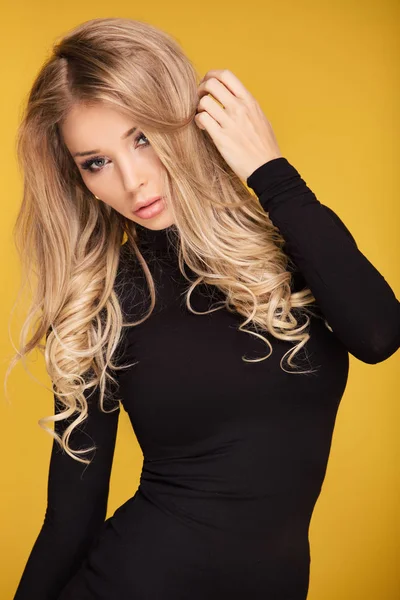 Hermosa mujer rubia con el pelo rizado largo . —  Fotos de Stock