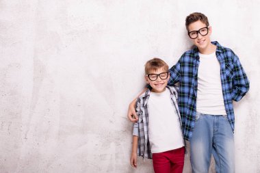 iki genç erkek kılığında.