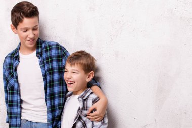 iki genç erkek kılığında.