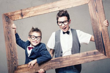 iki genç erkek kılığında.