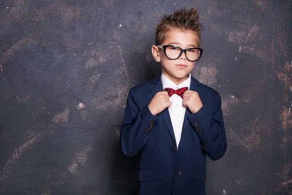 Eleganter kleiner Junge im Anzug. — Stockfoto