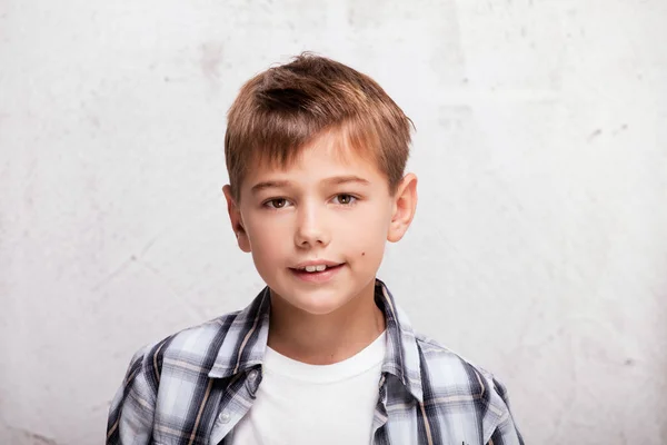 Porträt eines kleinen Jungen im Atelier. — Stockfoto