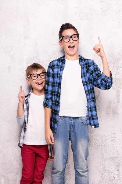 Dois jovens irmãos posando . — Fotografia de Stock