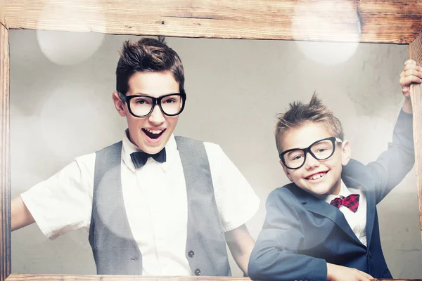 Dos hermanos jóvenes posando . — Foto de Stock